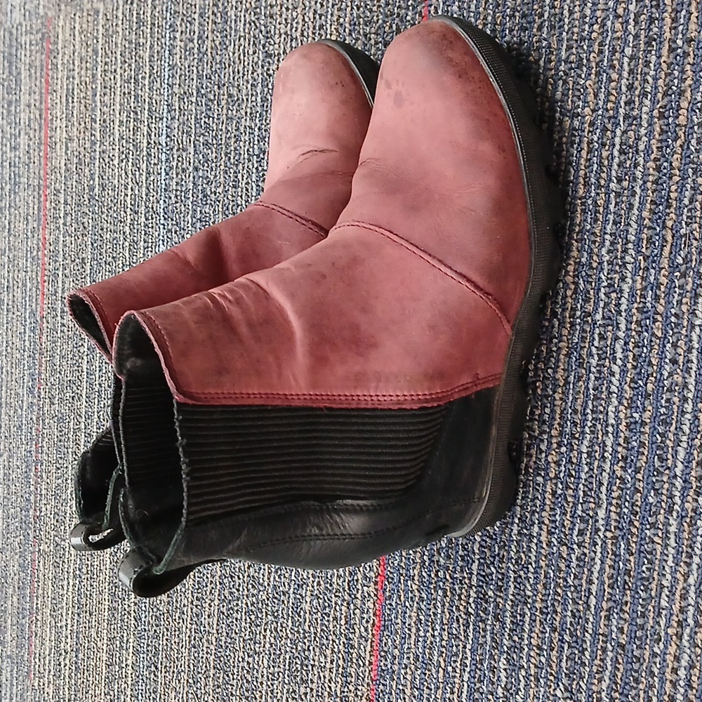 Sorel Artic Edge wedge bootie. Size 7